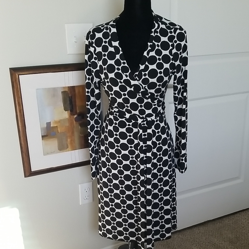 Black and White Knee-Length Wrap Dress with Long Sleeves and V-Neck
